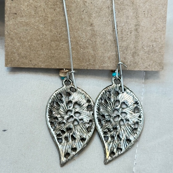 2/$15 Silver tone dangle earrings w/beads Leaves have filigree design - Picture 6 of 15